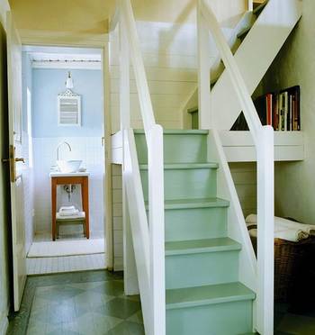 Интерьер лестницы в частном доме.