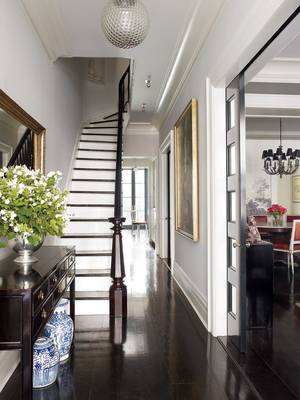 Красивый дизайн лестницы в доме в классическом стиле.