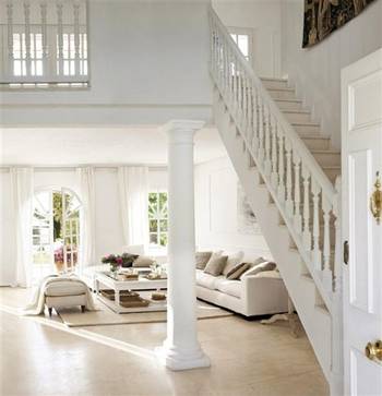 Дизайн лестницы в коттедже в классическом стиле.