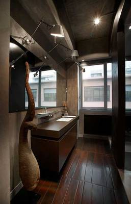 Красивый интерьер ванной комнаты в коттедже в стиле лофт.