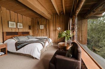 Красивый интерьер спальни в загородном доме  в этническом стиле.