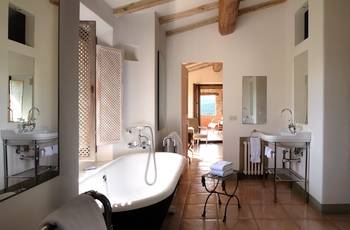 Красивый интерьер ванной комнаты в доме в средиземноморском стиле.