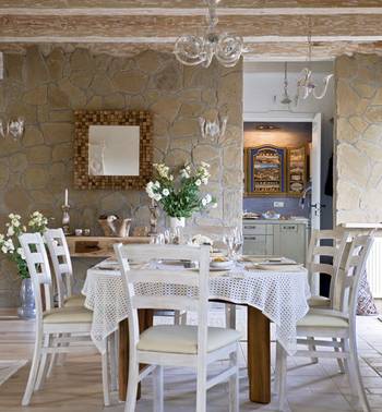 Фото столовой в загородном доме  в средиземноморском стиле.