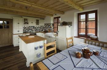 Фото кухни в загородном доме в стиле кантри.