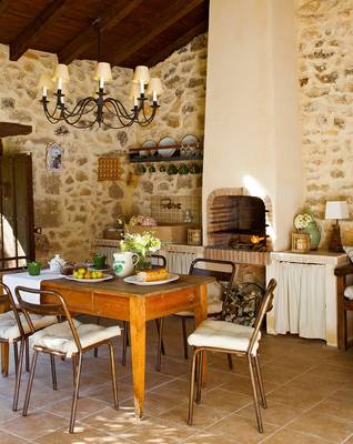 Дизайн столовой частного дома  в средиземноморском стиле.