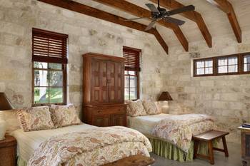 Интерьер спальни в колониальном стиле.
