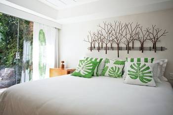 Красивый интерьер спальни в коттедже в современном стиле.
