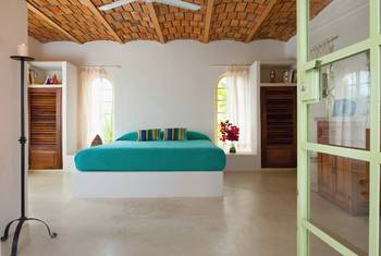 Дизайн интерьера спальни в доме в средиземноморском стиле.