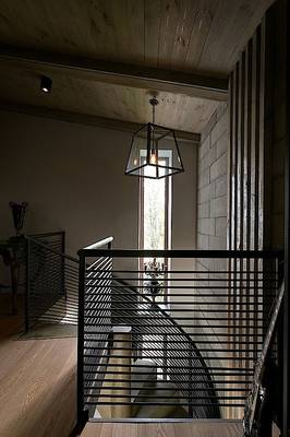 Интерьер лестницы в загородном доме в стиле лофт.