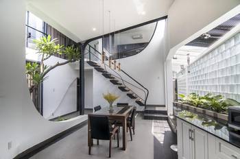 Дизайн интерьера лестницы в загородном доме.
