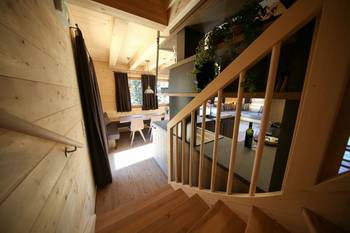 Интерьер лестницы частного дома  в скандинавском стиле.