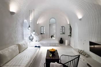 Красивый интерьер спальни в доме в современном стиле.