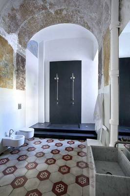 Пример ванной комнаты частного дома в стиле лофт.