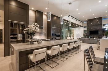 Дизайн интерьера кухни в доме в современном стиле.