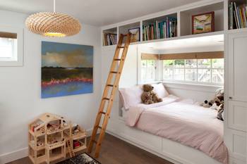 Красивый дизайн детской комнаты в коттедже в скандинавском стиле.