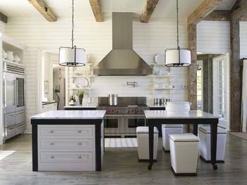 Дизайн интерьера кухни в загородном доме в стиле лофт.