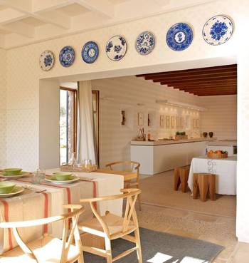 Дизайн интерьера столовой частного дома в стиле кантри.