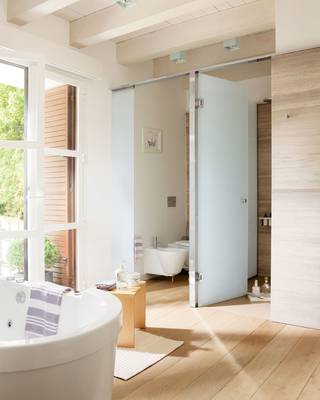 Дизайн ванной комнаты в доме в современном стиле.