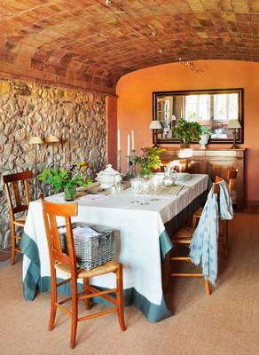 Красивый интерьер столовой в загородном доме  в средиземноморском стиле.