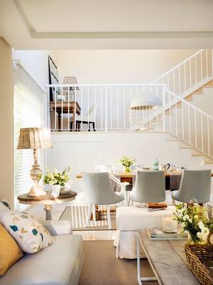Красивый дизайн лестницы частного дома  в скандинавском стиле.