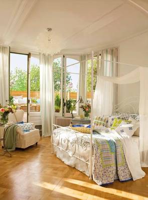 Красивый интерьер спальни в загородном доме  в скандинавском стиле.