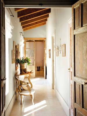 Дизайн интерьера прихожей в загородном доме  в средиземноморском стиле.