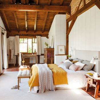 Дизайн интерьера спальни в загородном доме в стиле кантри.
