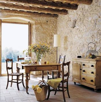 Красивый дизайн столовой в коттедже в средиземноморском стиле.