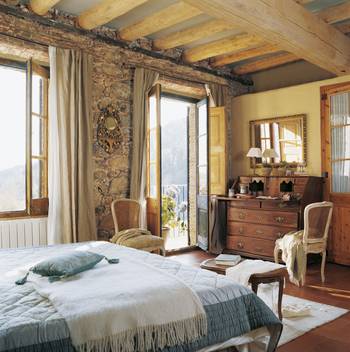 Красивый дизайн спальни в коттедже в стиле шале.