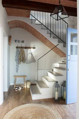 Дизайн прихожей с лестницей - 60 фото