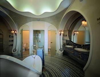 Красивый дизайн ванной комнаты в авторском стиле.