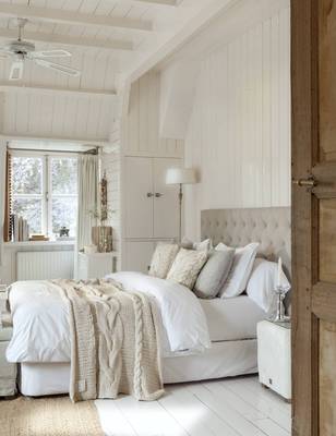 Фото спальни в загородном доме  в скандинавском стиле.