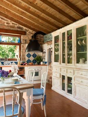 Красивый дизайн кухни в загородном доме  в средиземноморском стиле.