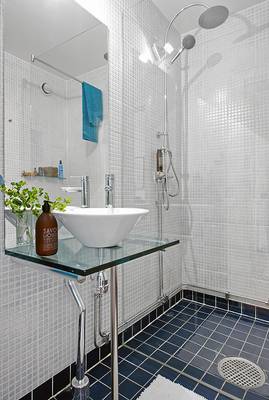 Интерьер ванной комнаты в коттедже в современном стиле.