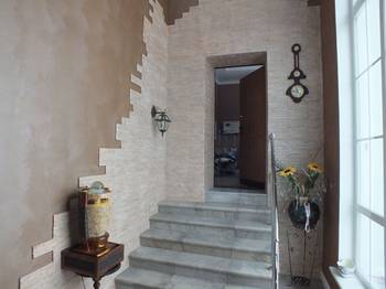 Пример лестницы в доме в авторском стиле.