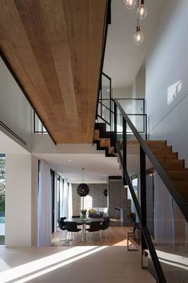 Дизайн лестницы в доме в современном стиле.