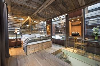 Дизайн спальни частного дома в стиле шале.