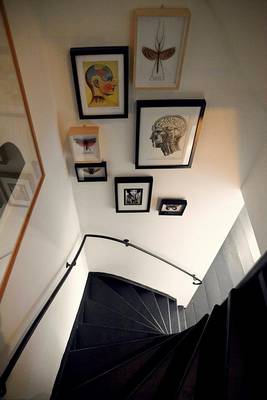 Дизайн интерьера лестницы в загородном доме.